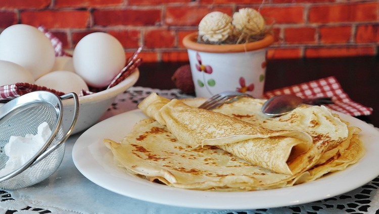 Breakfast Crepes with Eggs and Powdered Sugar - Crepes Recipe